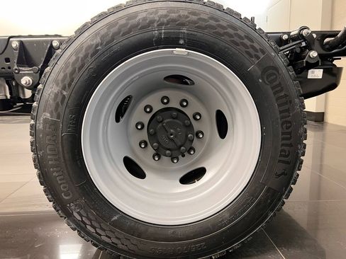 New 2026 Ford F550 4x4 Crew Cab image 7