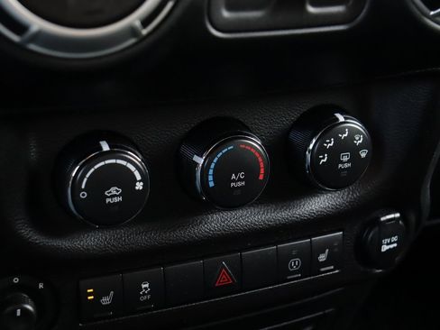 Used 2018 Jeep Wrangler Rubicon w/ Cold Weather Group image 14