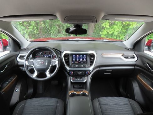 Used 2023 GMC Acadia SLE w/ Driver Convenience Package image 4