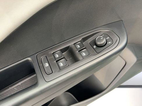 New 2026 Volkswagen Taos SE image 13