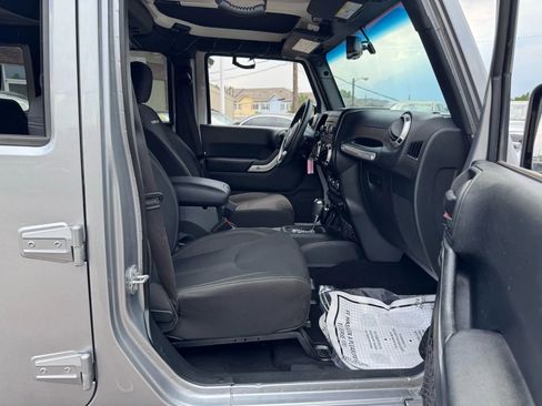 Used 2017 Jeep Wrangler Unlimited Rubicon w/ Connectivity Group image 18