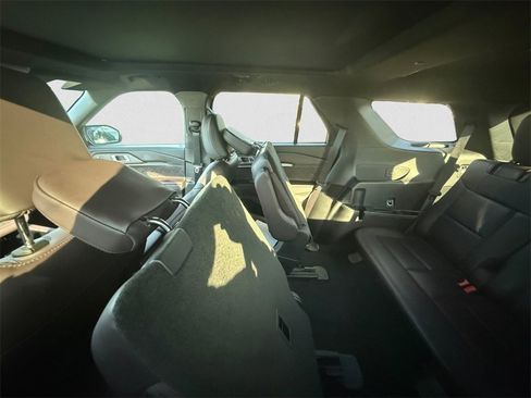 Certified 2025 Ford Explorer Platinum w/ LUX Leather Package image 8