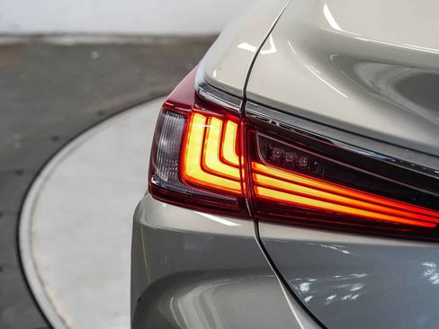 Used 2024 Lexus ES 350 w/ Premium Package FWD image 11