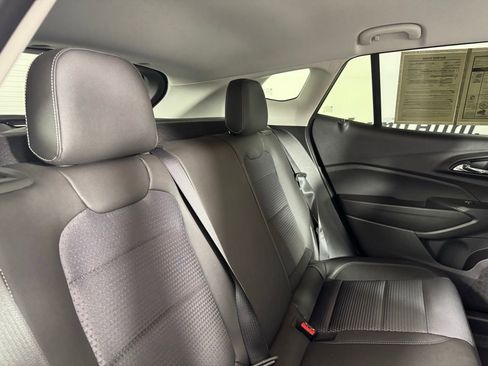 Used 2025 Chevrolet Trax LT FWD image 40