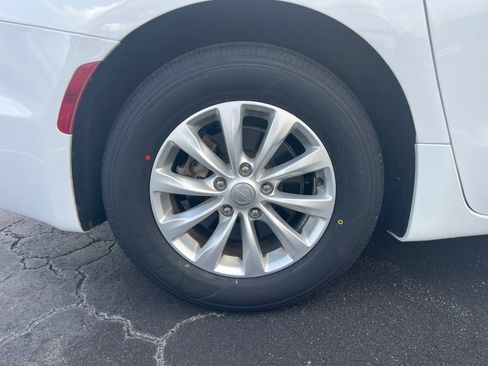 Used 2018 Chrysler Pacifica Touring-L FWD image 27