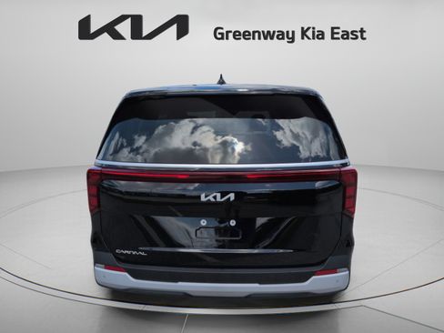 Used 2025 Kia Carnival FWD image 7