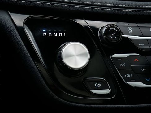 Used 2020 Chrysler Pacifica Limited w/ S Appearance Package FWD image 25