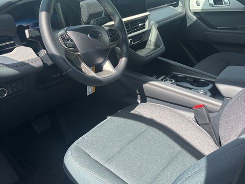 Used 2025 Ford Explorer Active image 5