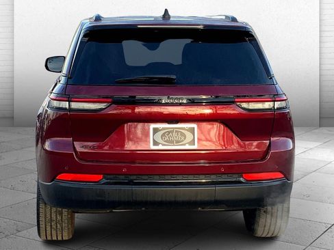 Used 2023 Jeep Grand Cherokee Altitude AWD/4WD image 3
