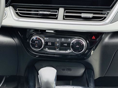 Used 2025 Chevrolet Trax LT w/ Driver Confidence Package image 21