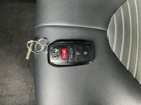 Used 2025 Toyota Highlander XSE AWD/4WD image 18