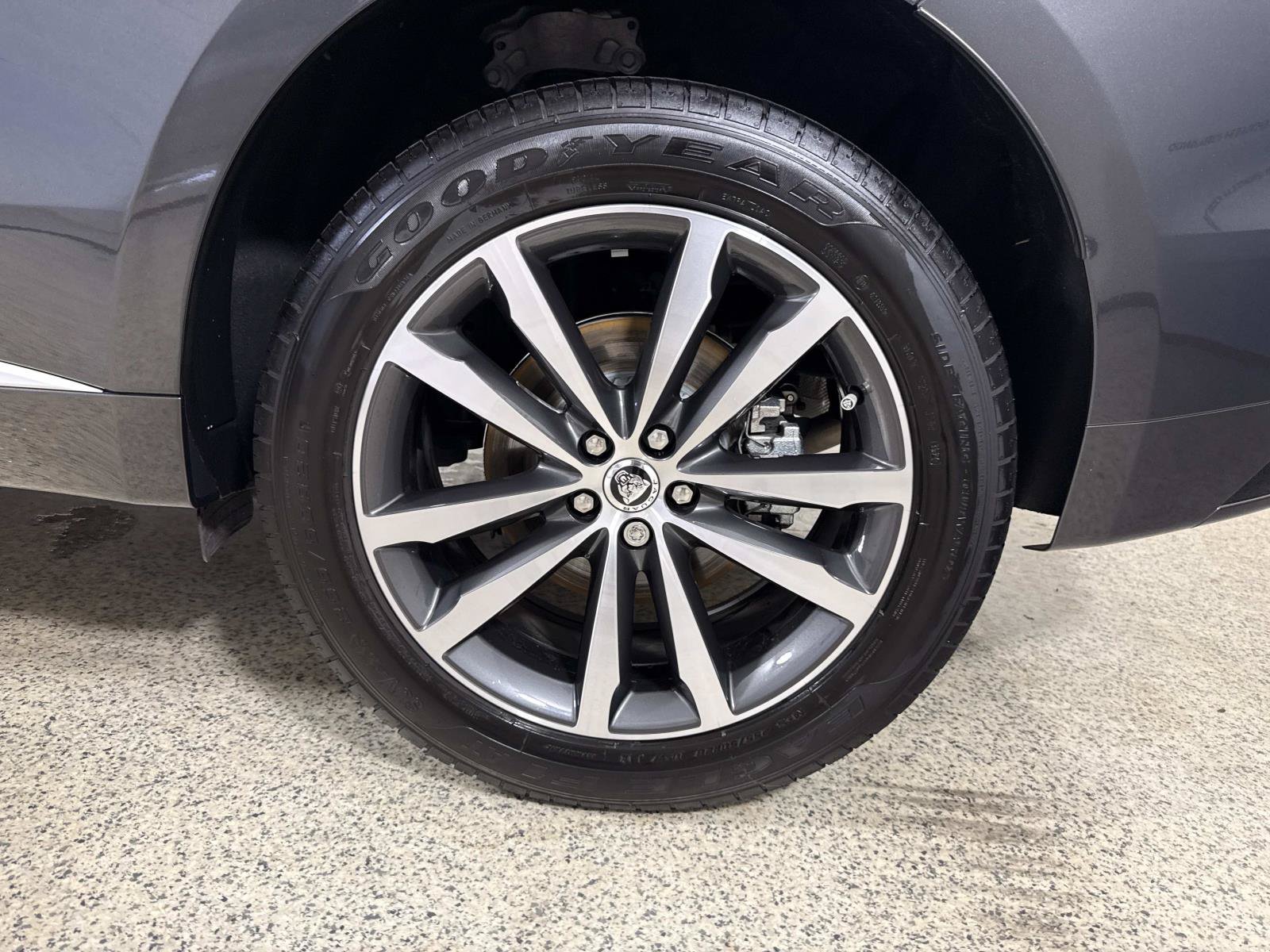 Certified 2025 Jaguar F-PACE R-Dynamic S AWD/4WD image 9