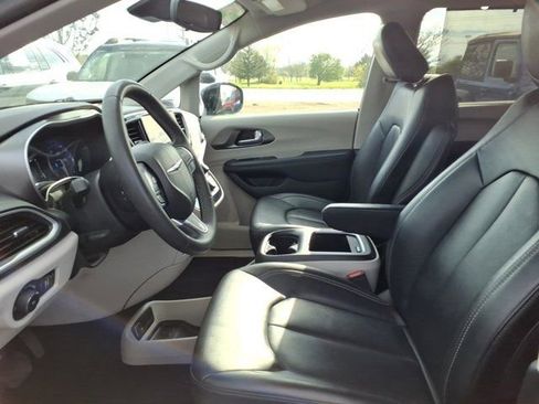 Used 2024 Chrysler Pacifica Touring-L image 24