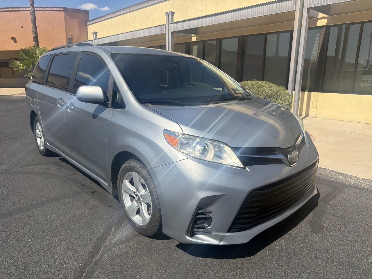 Used 2018 Toyota Sienna LE w/ Carpet Mat Package FWD image 9