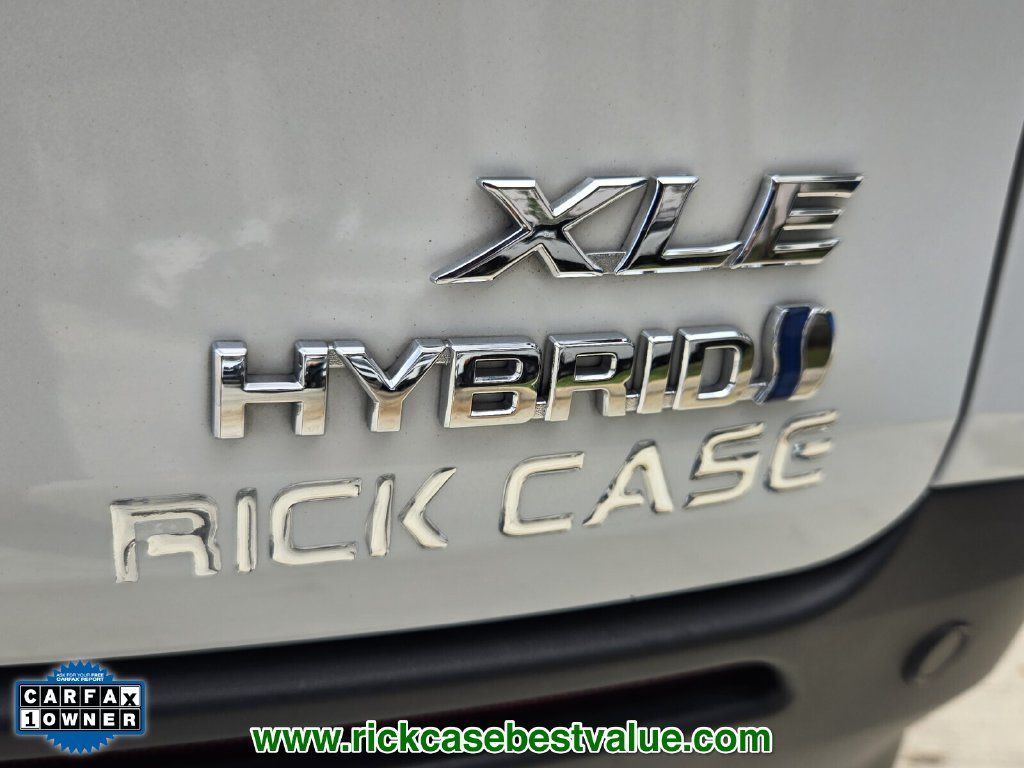 Used 2024 Toyota Sienna XLE FWD image 17