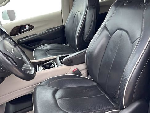 Used 2022 Chrysler Pacifica Limited FWD image 9