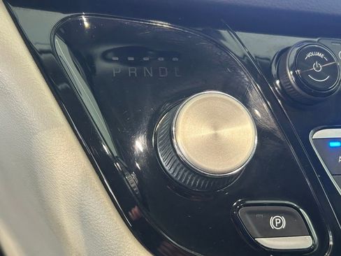 Used 2022 Chrysler Pacifica Touring-L image 14