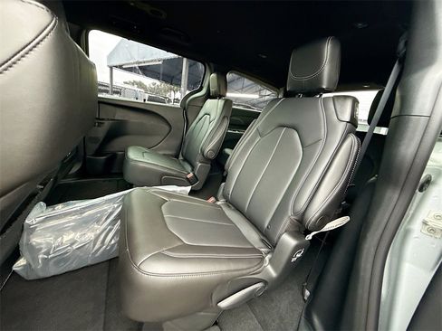 New 2026 Chrysler Pacifica Select image 26