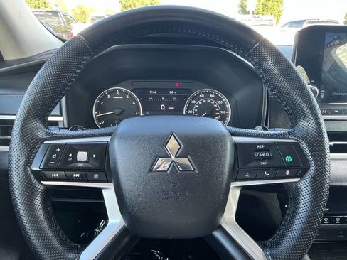 Used 2022 Mitsubishi Outlander SE image 32