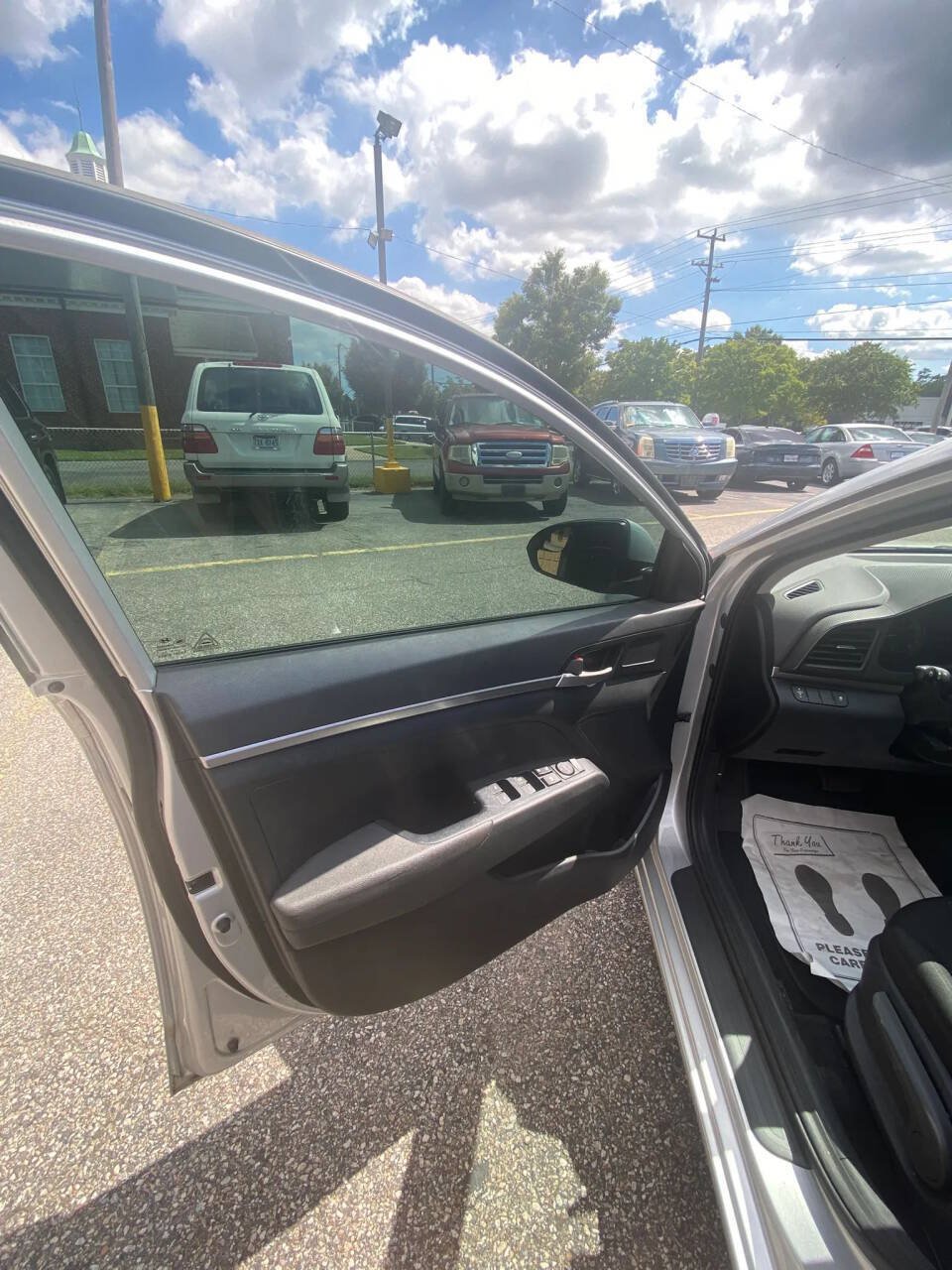 Used 2019 Hyundai Elantra SE w/ Cargo Package FWD image 3