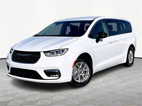 Used 2024 Chrysler Pacifica Touring-L image 3