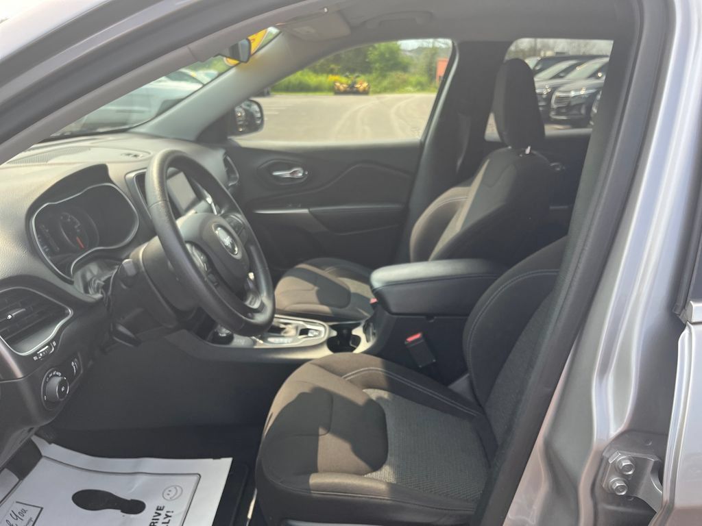 Used 2019 Jeep Cherokee Latitude w/ Popular Appearance Group AWD/4WD image 10