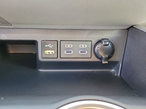 Used 2022 Toyota Highlander LE image 22