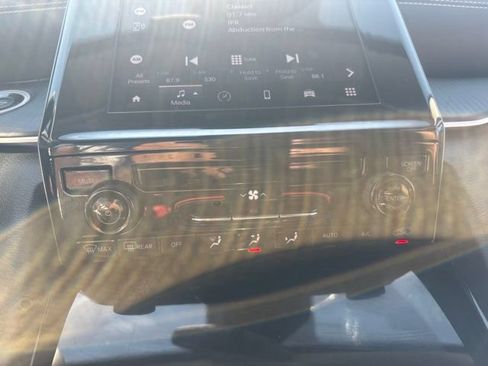 Used 2023 Jeep Grand Cherokee Laredo AWD/4WD image 35