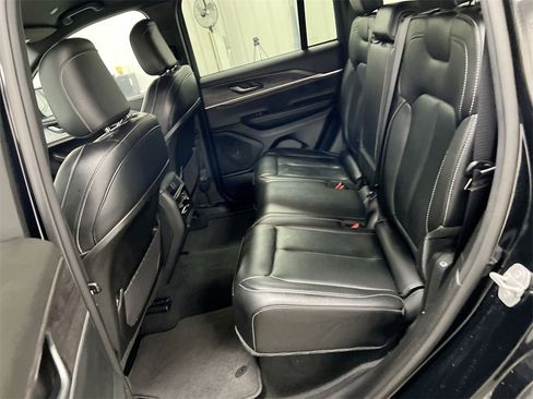 Used 2024 Jeep Grand Cherokee Limited image 23