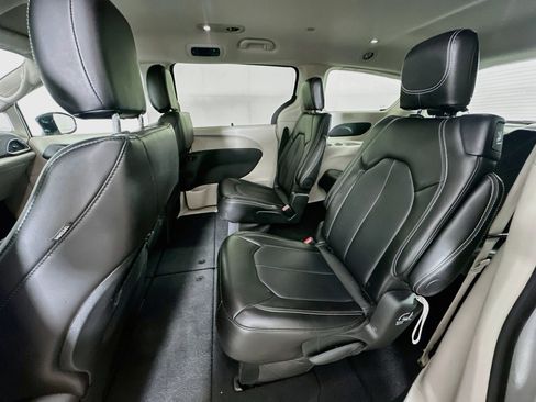 Used 2024 Chrysler Pacifica Touring-L FWD image 26
