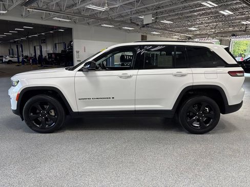 Used 2023 Jeep Grand Cherokee Limited w/ Black Appearance Package AWD/4WD image 4