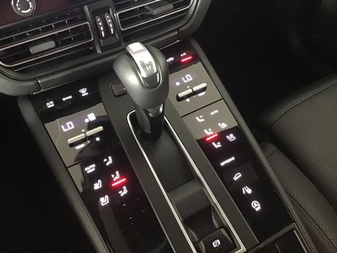 Certified 2026 Porsche Macan AWD/4WD image 38