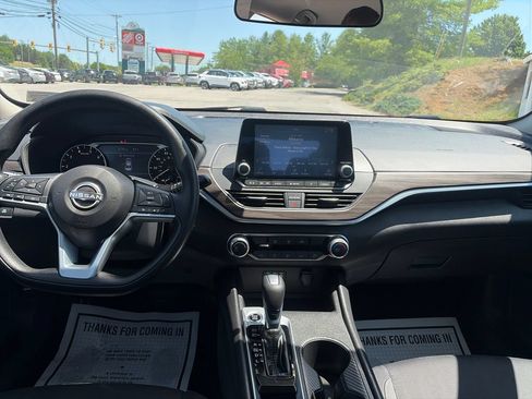 Used 2025 Nissan Altima 2.5 SV FWD image 13
