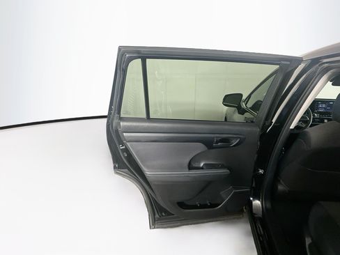 Used 2022 Toyota Highlander LE FWD image 25