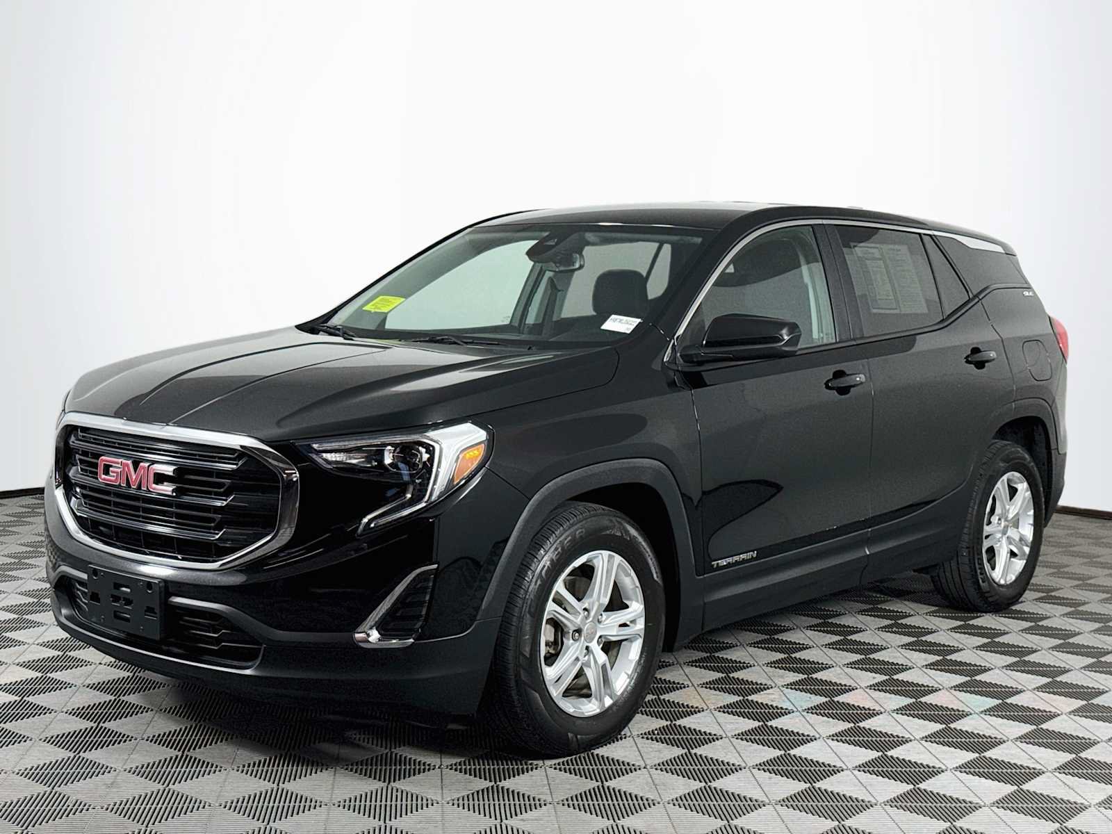 Used 2021 GMC Terrain SLE FWD image 1