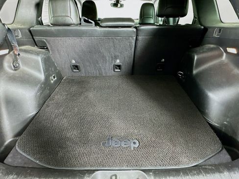 Used 2019 Jeep Cherokee Trailhawk w/ Cold Weather Group image 33