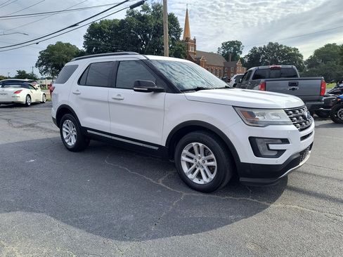 Used 2016 Ford Explorer XLT w/ Equipment Group 202A FWD image 7