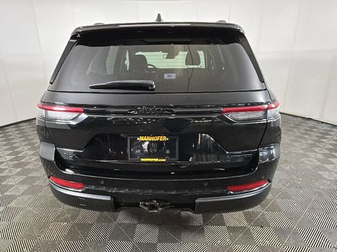 Used 2023 Jeep Grand Cherokee Limited w/ Black Appearance Package AWD/4WD image 4