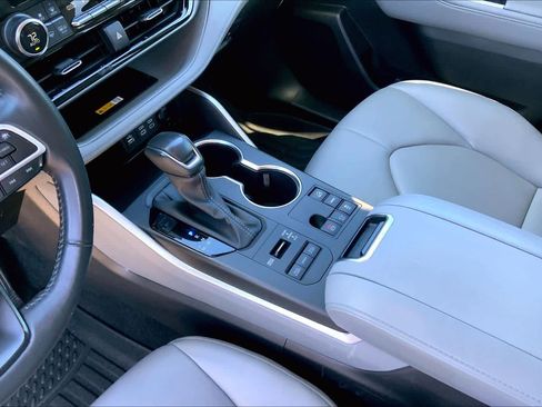 Used 2024 Toyota Highlander XLE image 17