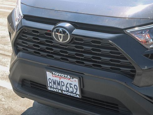 Used 2019 Toyota RAV4 XLE w/ Convenience Package image 5