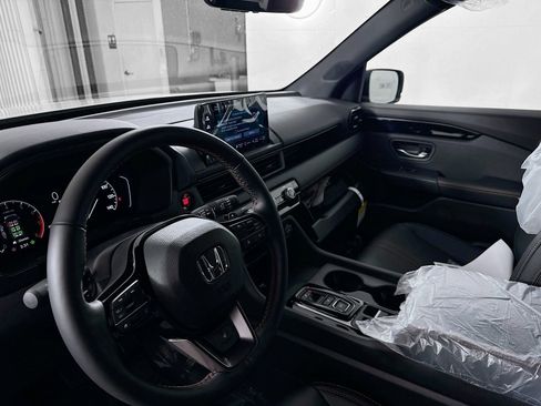 Used 2025 Honda Pilot TrailSport image 24