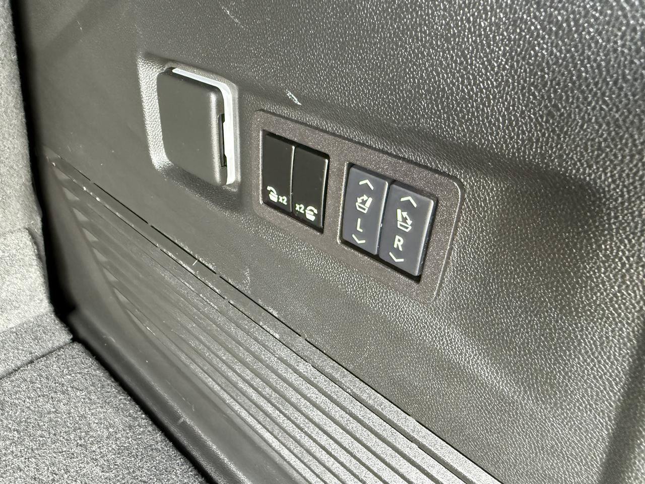 Used 2024 GMC Yukon Denali w/ Advanced Technology Package AWD/4WD image 48