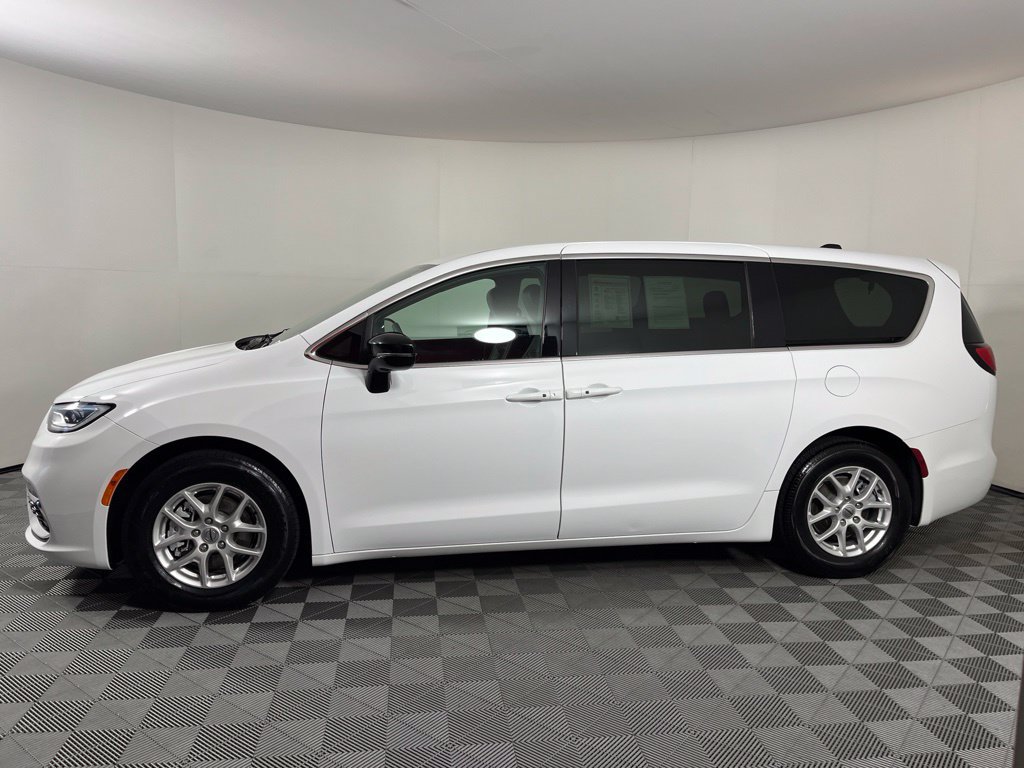 Used 2025 Chrysler Pacifica Select FWD image 12