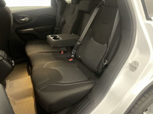 Used 2019 Jeep Cherokee Latitude w/ Popular Appearance Group AWD/4WD image 16