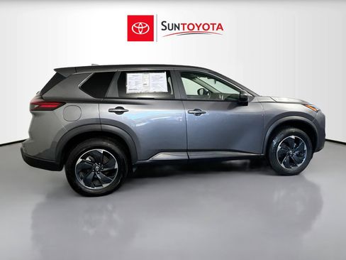 Used 2024 Nissan Rogue SV image 2