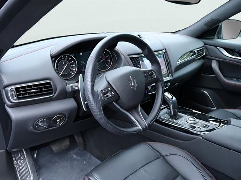 Used 2024 Maserati Levante GT Ultima image 19