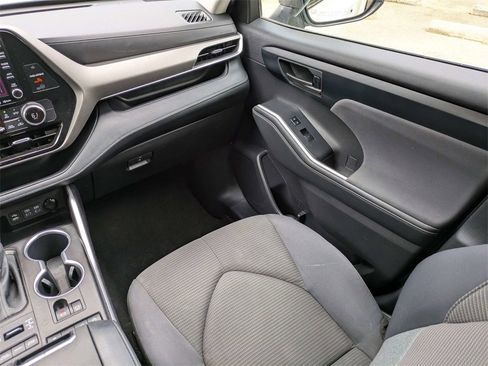 Used 2022 Toyota Highlander LE image 17