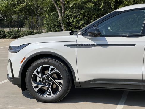 New 2025 Lincoln Nautilus Premier w/ Equipment Group 102A image 5