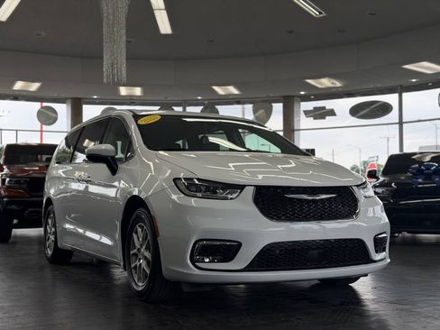 Used 2023 Chrysler Pacifica Touring-L FWD image 1