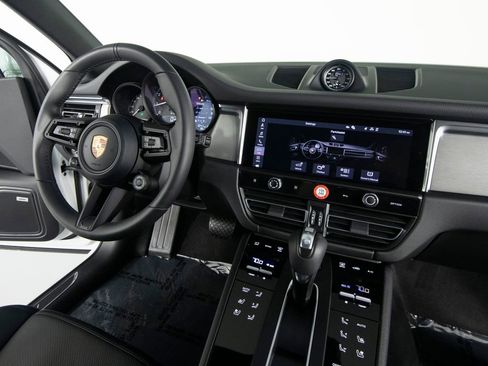 Certified 2026 Porsche Macan AWD/4WD image 30